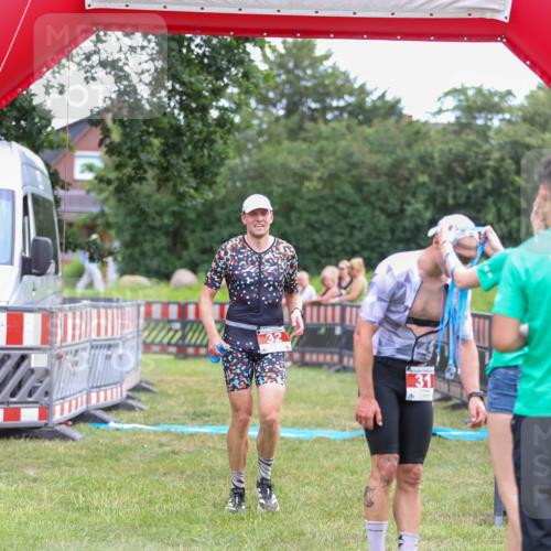 21.06.2026 - 29. Vierlanden-Triathlon Andreas Tolksdorf http://msf.ph/oto/9918883 21.06.2026 12:29:18 Ziel 32 meine-sportfotos.de