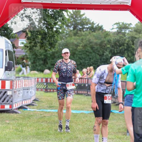 21.06.2026 - 29. Vierlanden-Triathlon Andreas Tolksdorf http://msf.ph/oto/9918884 21.06.2026 12:29:18 Ziel 32 meine-sportfotos.de