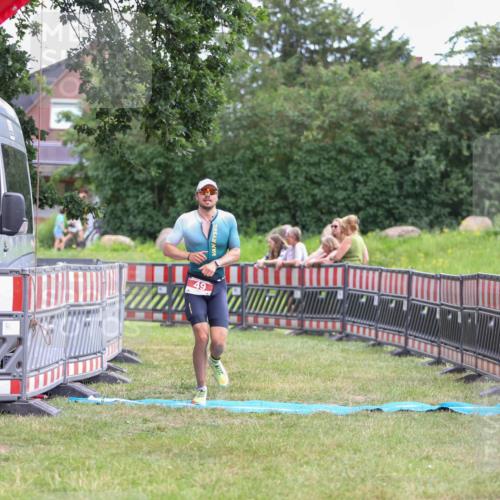21.06.2026 - 29. Vierlanden-Triathlon Andreas Tolksdorf http://msf.ph/oto/9918885 21.06.2026 12:30:37 Ziel 49 meine-sportfotos.de