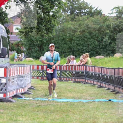 21.06.2026 - 29. Vierlanden-Triathlon Andreas Tolksdorf http://msf.ph/oto/9918886 21.06.2026 12:30:37 Ziel 49 meine-sportfotos.de