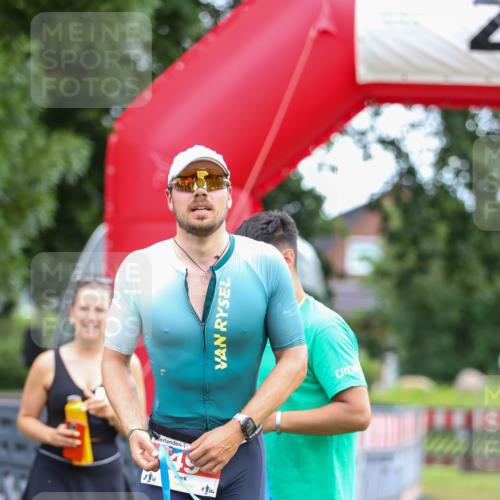 21.06.2026 - 29. Vierlanden-Triathlon Andreas Tolksdorf http://msf.ph/oto/9918900 21.06.2026 12:30:43 Ziel  meine-sportfotos.de