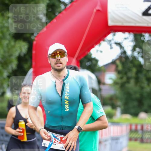 21.06.2026 - 29. Vierlanden-Triathlon Andreas Tolksdorf http://msf.ph/oto/9918902 21.06.2026 12:30:43 Ziel  meine-sportfotos.de