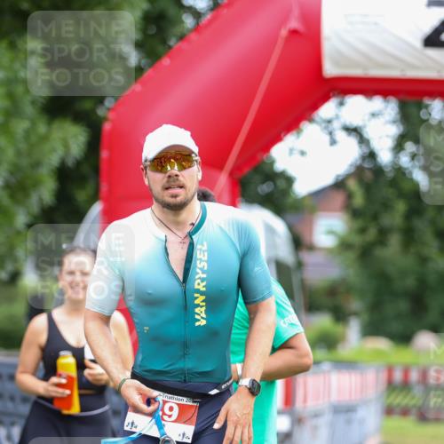 21.06.2026 - 29. Vierlanden-Triathlon Andreas Tolksdorf http://msf.ph/oto/9918903 21.06.2026 12:30:43 Ziel  meine-sportfotos.de