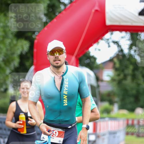 21.06.2026 - 29. Vierlanden-Triathlon Andreas Tolksdorf http://msf.ph/oto/9918904 21.06.2026 12:30:43 Ziel  meine-sportfotos.de