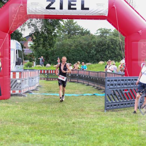 21.06.2026 - 29. Vierlanden-Triathlon Andreas Tolksdorf http://msf.ph/oto/9918918 21.06.2026 12:33:16 Ziel 127, 169 meine-sportfotos.de
