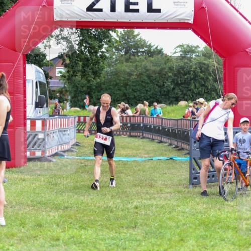 21.06.2026 - 29. Vierlanden-Triathlon Andreas Tolksdorf http://msf.ph/oto/9918926 21.06.2026 12:33:17 Ziel 127, 169 meine-sportfotos.de