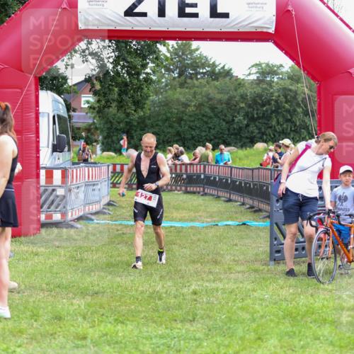 21.06.2026 - 29. Vierlanden-Triathlon Andreas Tolksdorf http://msf.ph/oto/9918927 21.06.2026 12:33:17 Ziel 127, 169 meine-sportfotos.de
