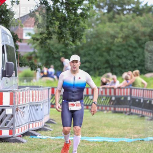 21.06.2026 - 29. Vierlanden-Triathlon Andreas Tolksdorf http://msf.ph/oto/9918953 21.06.2026 12:34:08 Ziel 3 meine-sportfotos.de
