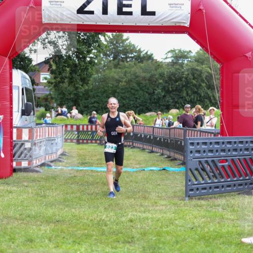 21.06.2026 - 29. Vierlanden-Triathlon Andreas Tolksdorf http://msf.ph/oto/9918971 21.06.2026 12:34:22 Ziel 823 meine-sportfotos.de