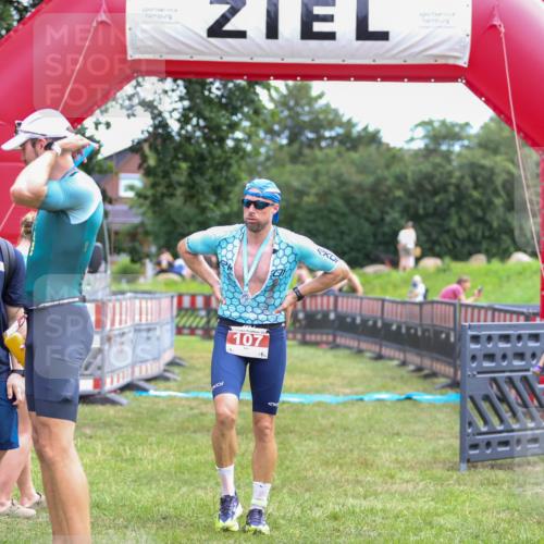 21.06.2026 - 29. Vierlanden-Triathlon Andreas Tolksdorf http://msf.ph/oto/9918985 21.06.2026 12:36:10 Ziel  meine-sportfotos.de