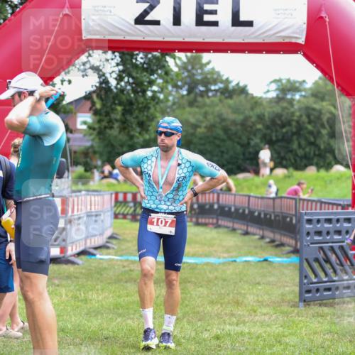 21.06.2026 - 29. Vierlanden-Triathlon Andreas Tolksdorf http://msf.ph/oto/9918986 21.06.2026 12:36:10 Ziel  meine-sportfotos.de