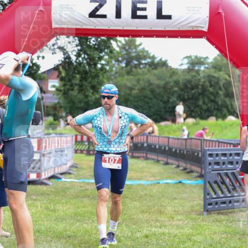21.06.2026 - 29. Vierlanden-Triathlon Andreas Tolksdorf http://msf.ph/oto/9918991 21.06.2026 12:36:10 Ziel  meine-sportfotos.de