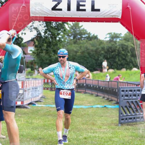 21.06.2026 - 29. Vierlanden-Triathlon Andreas Tolksdorf http://msf.ph/oto/9918992 21.06.2026 12:36:11 Ziel  meine-sportfotos.de
