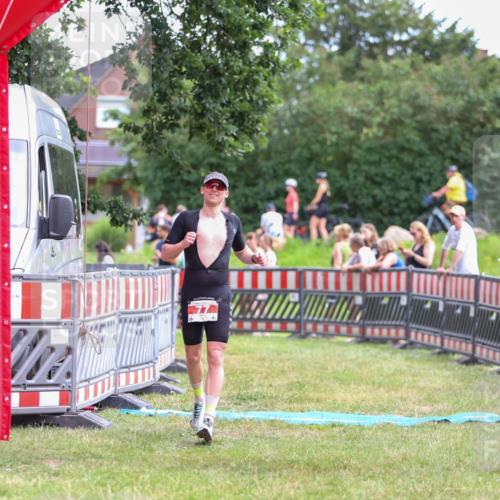 21.06.2026 - 29. Vierlanden-Triathlon Andreas Tolksdorf http://msf.ph/oto/9919036 21.06.2026 12:37:16 Ziel 77 meine-sportfotos.de