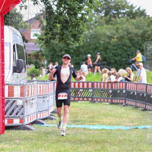 21.06.2026 - 29. Vierlanden-Triathlon Andreas Tolksdorf http://msf.ph/oto/9919037 21.06.2026 12:37:16 Ziel 77 meine-sportfotos.de