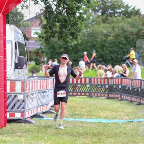 21.06.2026 - 29. Vierlanden-Triathlon Andreas Tolksdorf http://msf.ph/oto/9919038 21.06.2026 12:37:16 Ziel 77 meine-sportfotos.de