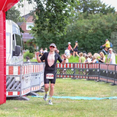 21.06.2026 - 29. Vierlanden-Triathlon Andreas Tolksdorf http://msf.ph/oto/9919039 21.06.2026 12:37:16 Ziel 77 meine-sportfotos.de
