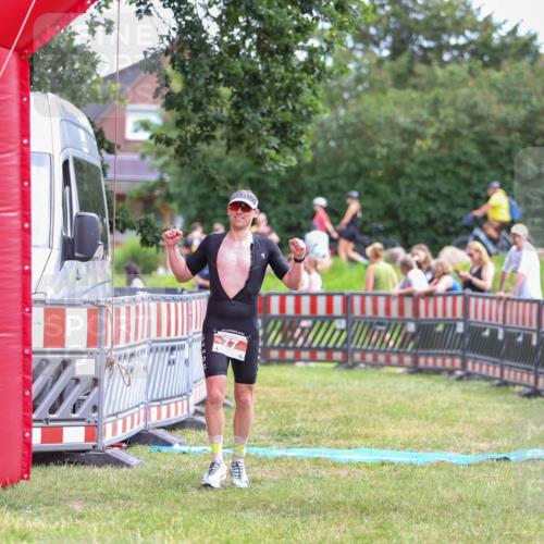 21.06.2026 - 29. Vierlanden-Triathlon Andreas Tolksdorf http://msf.ph/oto/9919041 21.06.2026 12:37:16 Ziel 77 meine-sportfotos.de