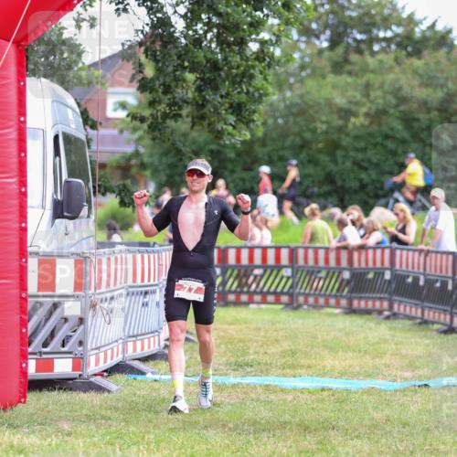 21.06.2026 - 29. Vierlanden-Triathlon Andreas Tolksdorf http://msf.ph/oto/9919043 21.06.2026 12:37:16 Ziel 77 meine-sportfotos.de