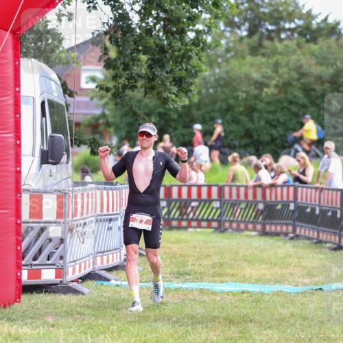 21.06.2026 - 29. Vierlanden-Triathlon Andreas Tolksdorf http://msf.ph/oto/9919044 21.06.2026 12:37:16 Ziel 77 meine-sportfotos.de