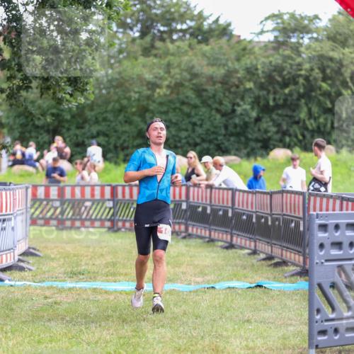 21.06.2026 - 29. Vierlanden-Triathlon Andreas Tolksdorf http://msf.ph/oto/9919047 21.06.2026 12:37:38 Ziel 108 meine-sportfotos.de
