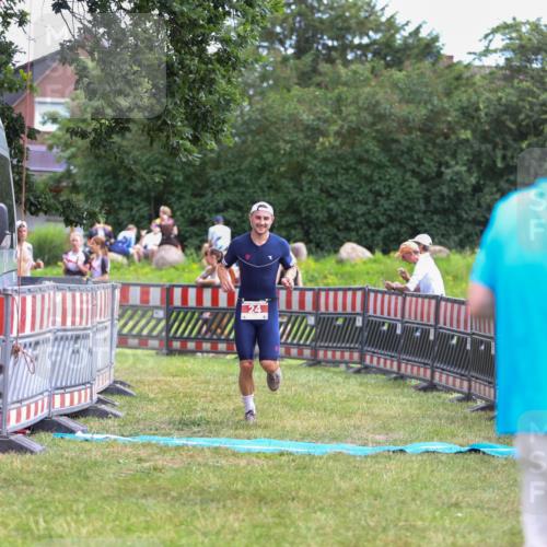 21.06.2026 - 29. Vierlanden-Triathlon Andreas Tolksdorf http://msf.ph/oto/9919066 21.06.2026 12:38:45 Ziel 24, 1355 meine-sportfotos.de