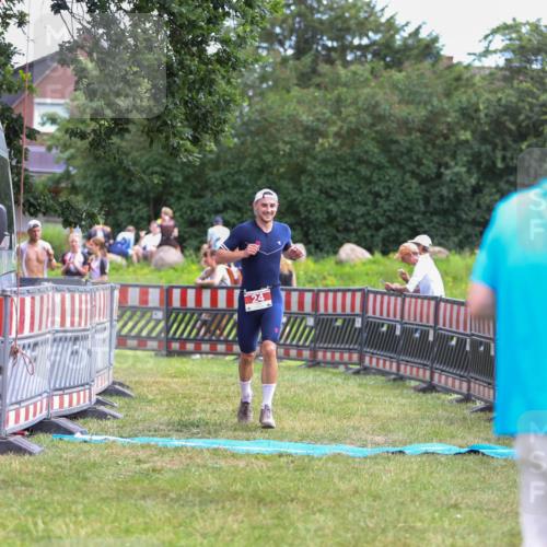 21.06.2026 - 29. Vierlanden-Triathlon Andreas Tolksdorf http://msf.ph/oto/9919069 21.06.2026 12:38:45 Ziel 24, 1355 meine-sportfotos.de