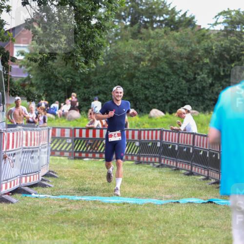 21.06.2026 - 29. Vierlanden-Triathlon Andreas Tolksdorf http://msf.ph/oto/9919071 21.06.2026 12:38:45 Ziel 24, 1355 meine-sportfotos.de