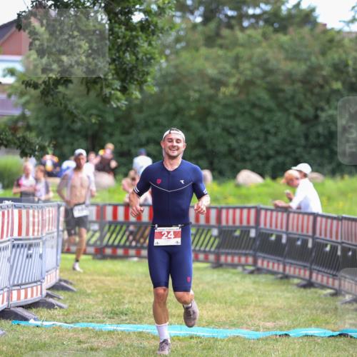 21.06.2026 - 29. Vierlanden-Triathlon Andreas Tolksdorf http://msf.ph/oto/9919074 21.06.2026 12:38:46 Ziel 24, 1355 meine-sportfotos.de