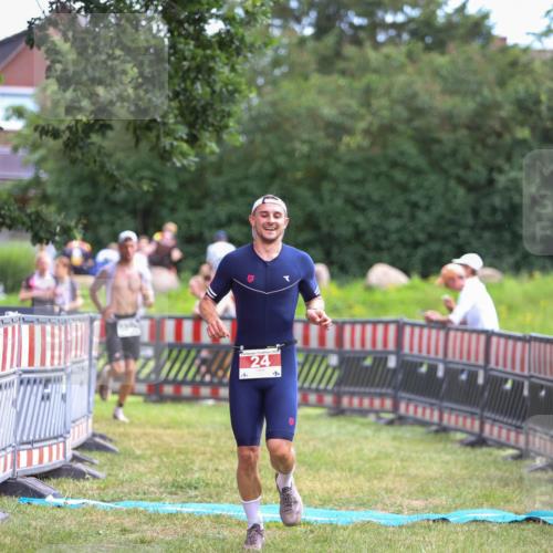 21.06.2026 - 29. Vierlanden-Triathlon Andreas Tolksdorf http://msf.ph/oto/9919075 21.06.2026 12:38:46 Ziel 24, 1355 meine-sportfotos.de