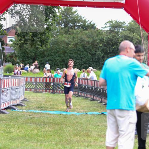 21.06.2026 - 29. Vierlanden-Triathlon Andreas Tolksdorf http://msf.ph/oto/9919118 21.06.2026 12:39:33 Ziel 16 meine-sportfotos.de