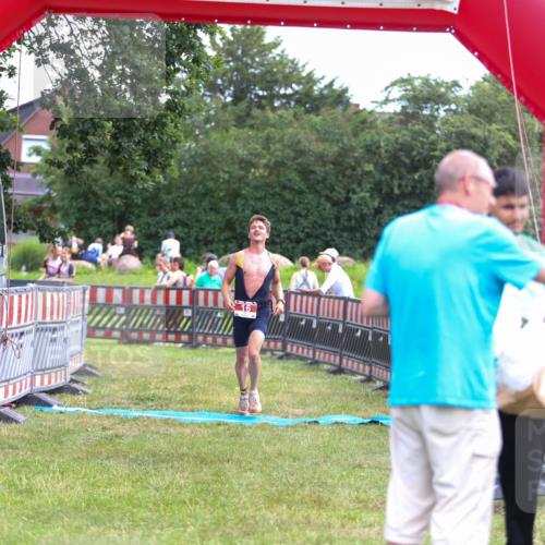 21.06.2026 - 29. Vierlanden-Triathlon Andreas Tolksdorf http://msf.ph/oto/9919119 21.06.2026 12:39:33 Ziel 16 meine-sportfotos.de