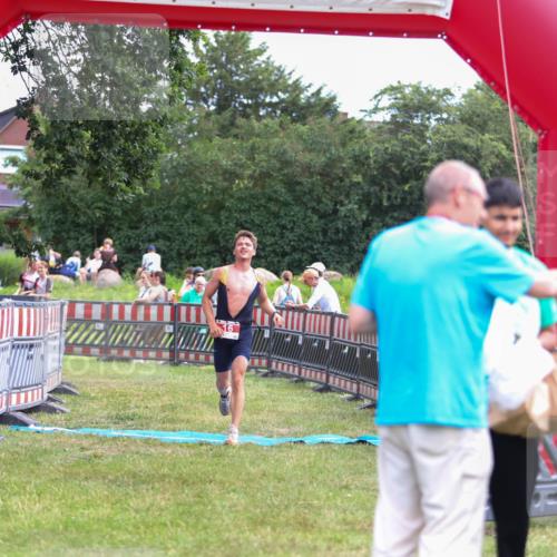 21.06.2026 - 29. Vierlanden-Triathlon Andreas Tolksdorf http://msf.ph/oto/9919121 21.06.2026 12:39:33 Ziel 16 meine-sportfotos.de