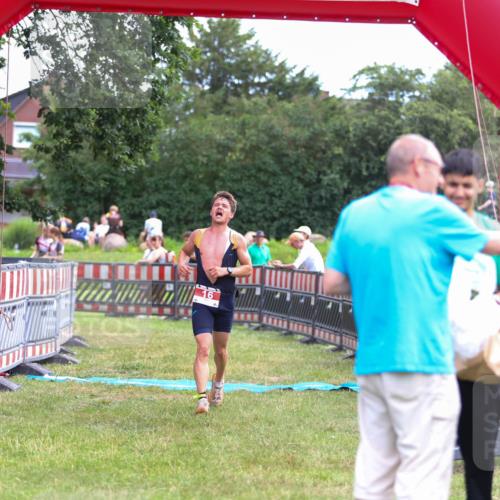 21.06.2026 - 29. Vierlanden-Triathlon Andreas Tolksdorf http://msf.ph/oto/9919129 21.06.2026 12:39:34 Ziel 16 meine-sportfotos.de
