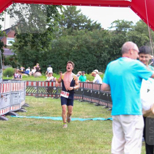 21.06.2026 - 29. Vierlanden-Triathlon Andreas Tolksdorf http://msf.ph/oto/9919131 21.06.2026 12:39:34 Ziel 16 meine-sportfotos.de
