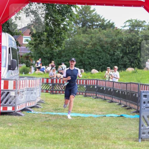 21.06.2026 - 29. Vierlanden-Triathlon Andreas Tolksdorf http://msf.ph/oto/9919153 21.06.2026 12:43:18 Ziel 639 meine-sportfotos.de