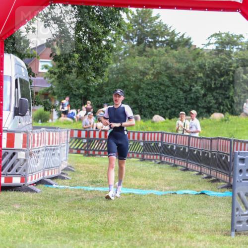 21.06.2026 - 29. Vierlanden-Triathlon Andreas Tolksdorf http://msf.ph/oto/9919157 21.06.2026 12:43:18 Ziel 639 meine-sportfotos.de