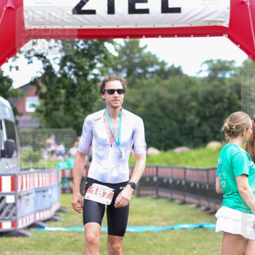 21.06.2026 - 29. Vierlanden-Triathlon Andreas Tolksdorf http://msf.ph/oto/9919159 21.06.2026 12:43:51 Ziel  meine-sportfotos.de