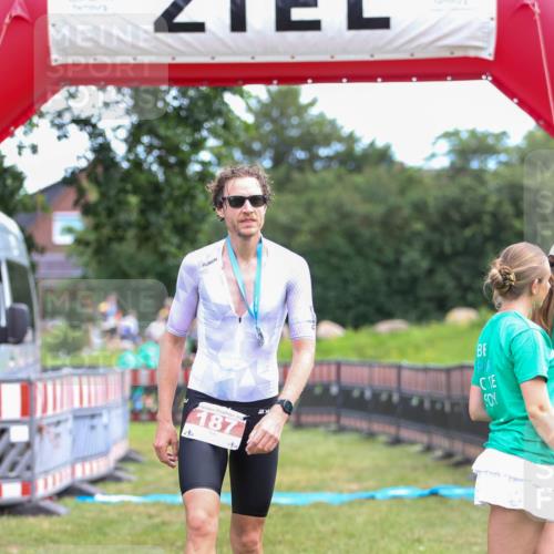 21.06.2026 - 29. Vierlanden-Triathlon Andreas Tolksdorf http://msf.ph/oto/9919160 21.06.2026 12:43:51 Ziel  meine-sportfotos.de