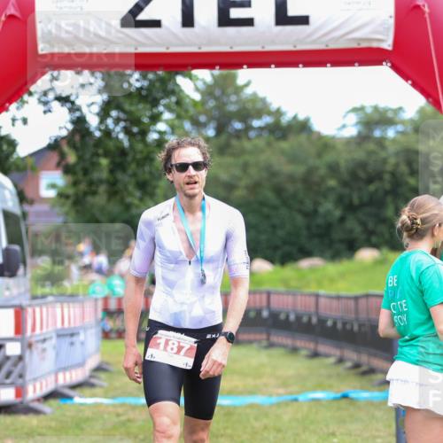 21.06.2026 - 29. Vierlanden-Triathlon Andreas Tolksdorf http://msf.ph/oto/9919162 21.06.2026 12:43:51 Ziel  meine-sportfotos.de