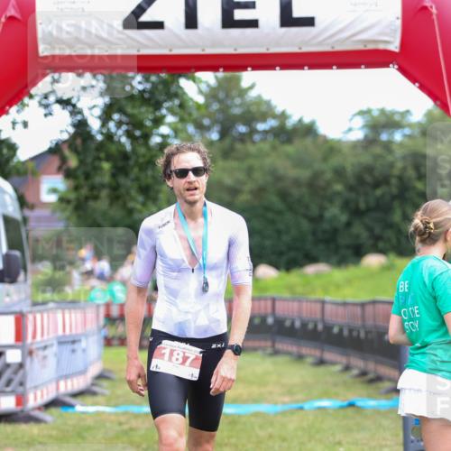 21.06.2026 - 29. Vierlanden-Triathlon Andreas Tolksdorf http://msf.ph/oto/9919163 21.06.2026 12:43:51 Ziel  meine-sportfotos.de
