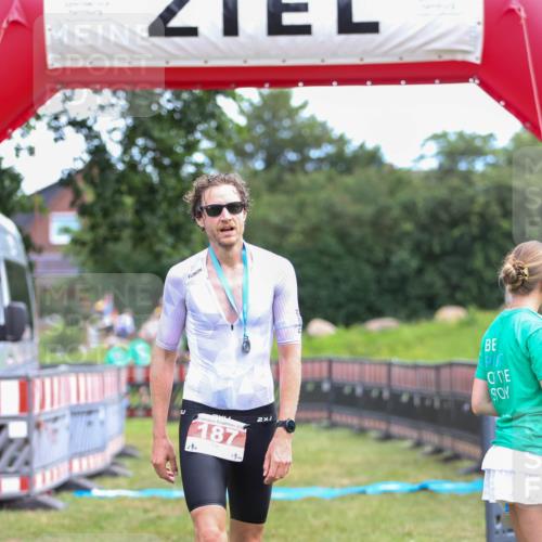 21.06.2026 - 29. Vierlanden-Triathlon Andreas Tolksdorf http://msf.ph/oto/9919164 21.06.2026 12:43:51 Ziel  meine-sportfotos.de