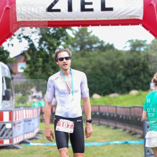 21.06.2026 - 29. Vierlanden-Triathlon Andreas Tolksdorf http://msf.ph/oto/9919167 21.06.2026 12:43:51 Ziel  meine-sportfotos.de