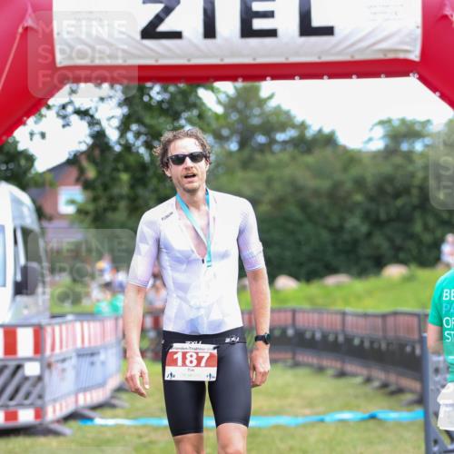 21.06.2026 - 29. Vierlanden-Triathlon Andreas Tolksdorf http://msf.ph/oto/9919171 21.06.2026 12:43:51 Ziel  meine-sportfotos.de