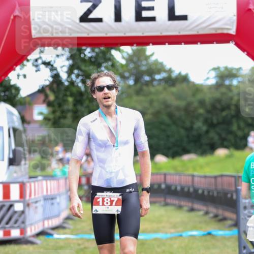 21.06.2026 - 29. Vierlanden-Triathlon Andreas Tolksdorf http://msf.ph/oto/9919172 21.06.2026 12:43:51 Ziel  meine-sportfotos.de