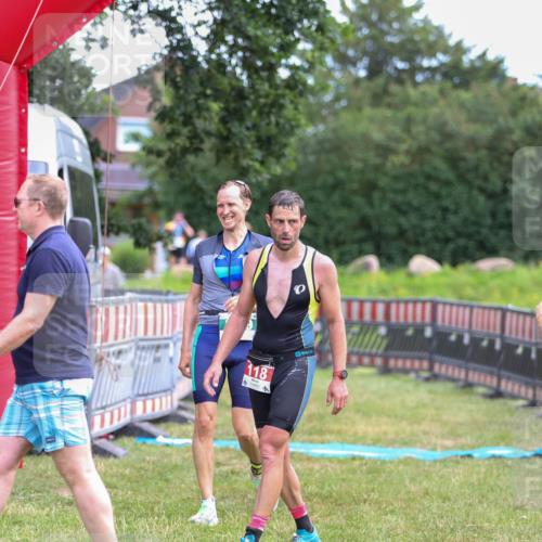 21.06.2026 - 29. Vierlanden-Triathlon Andreas Tolksdorf http://msf.ph/oto/9919190 21.06.2026 12:44:21 Ziel 819 meine-sportfotos.de