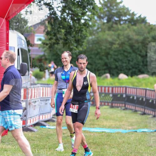 21.06.2026 - 29. Vierlanden-Triathlon Andreas Tolksdorf http://msf.ph/oto/9919191 21.06.2026 12:44:21 Ziel 819 meine-sportfotos.de