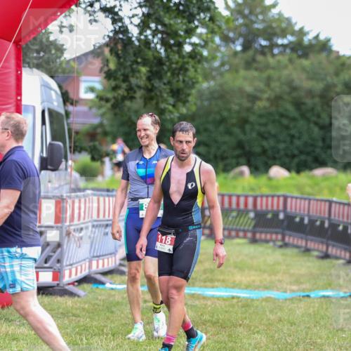21.06.2026 - 29. Vierlanden-Triathlon Andreas Tolksdorf http://msf.ph/oto/9919192 21.06.2026 12:44:21 Ziel 819 meine-sportfotos.de
