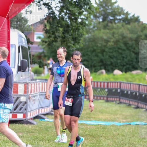 21.06.2026 - 29. Vierlanden-Triathlon Andreas Tolksdorf http://msf.ph/oto/9919193 21.06.2026 12:44:21 Ziel 819 meine-sportfotos.de