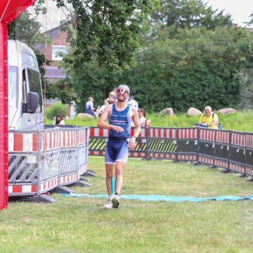 21.06.2026 - 29. Vierlanden-Triathlon Andreas Tolksdorf http://msf.ph/oto/9919204 21.06.2026 12:44:37 Ziel 667 meine-sportfotos.de